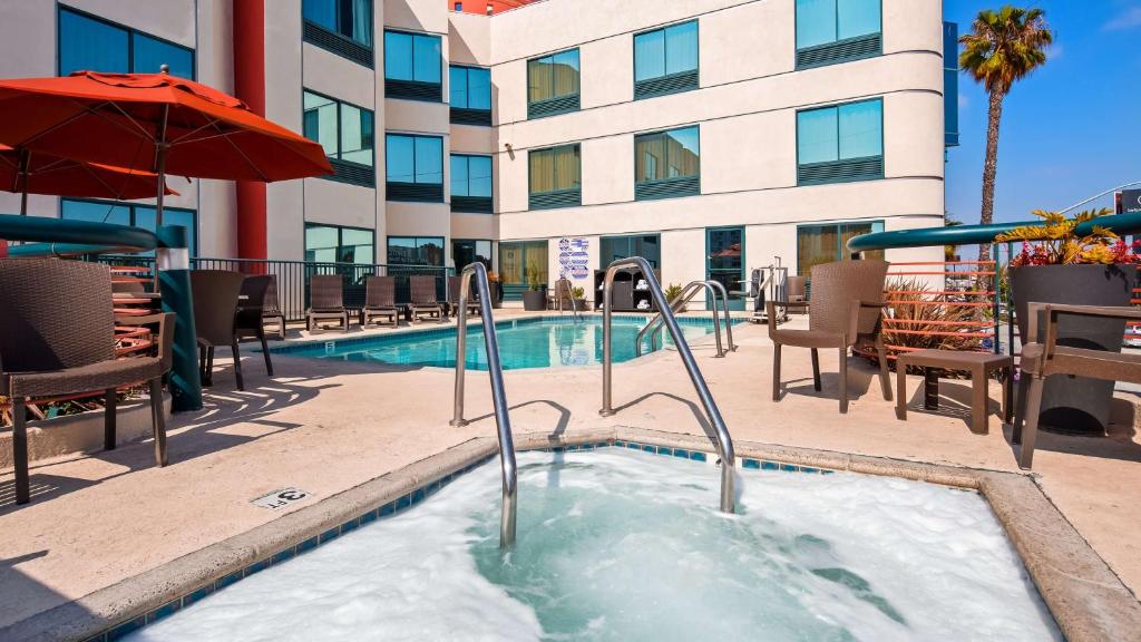 Best Western Plus Suites Hotel - Los Angeles LAX Airport内部或周边的泳池