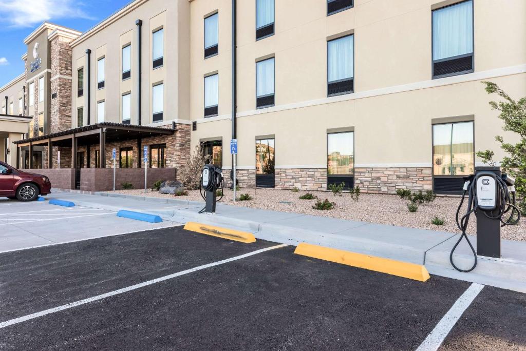 Comfort Inn & Suites Zion Park Area内部或周边的泳池