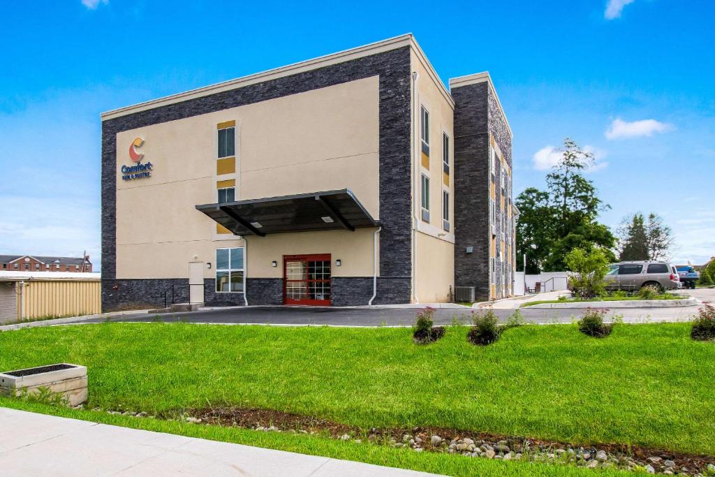 哈里斯堡Comfort Inn & Suites Harrisburg - Hershey West的前面有绿色草坪的建筑