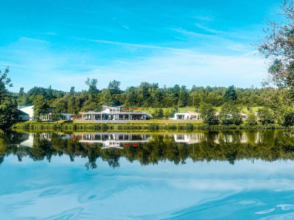 奥尔珀MotelplusHotel BiggeSeeFront的享有湖泊美景,设有房屋