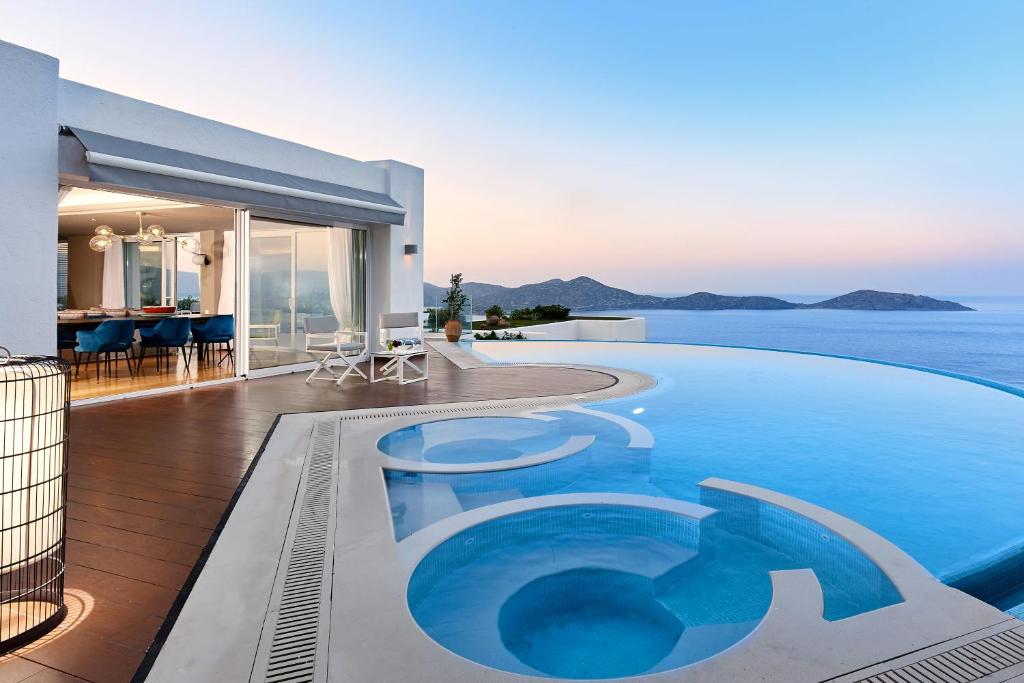 伊罗达Elounda Gulf Villas by Sandglass的毗邻大海的别墅 - 带游泳池
