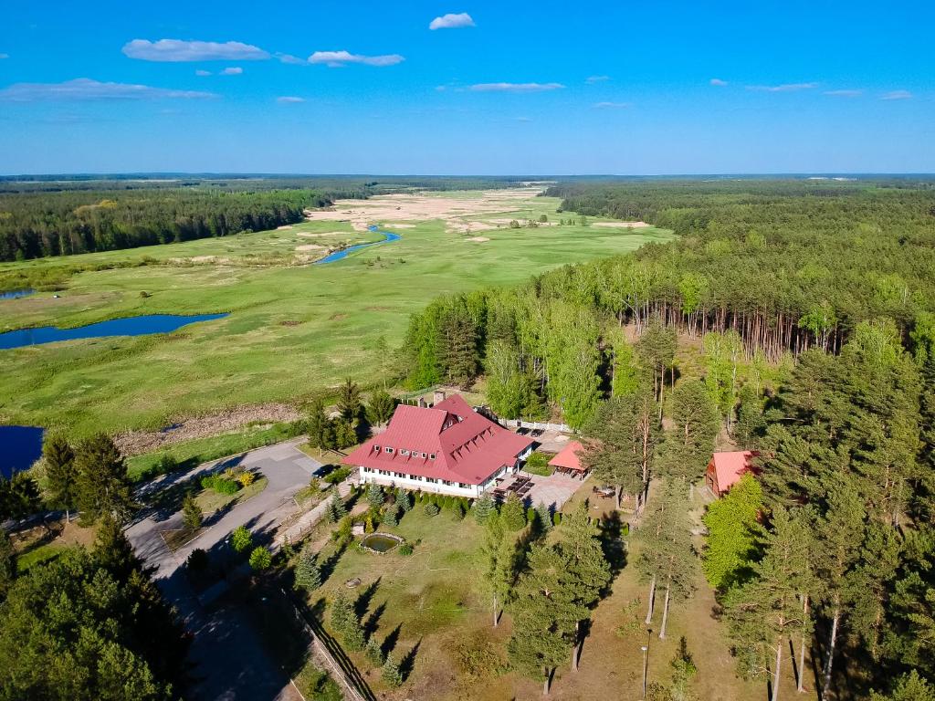 PloskiChutor Nad Narwią的享有红色屋顶房屋的空中景致