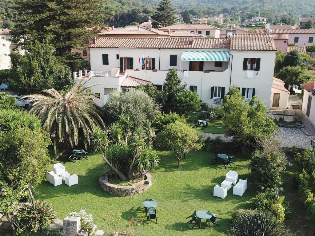 马西亚娜马里纳卡萨鲁皮酒店的享有花园房屋的空中景致