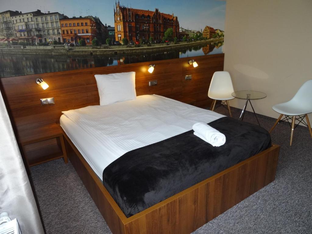OsielskoPro B&B的一间卧室设有一张大床和大窗户