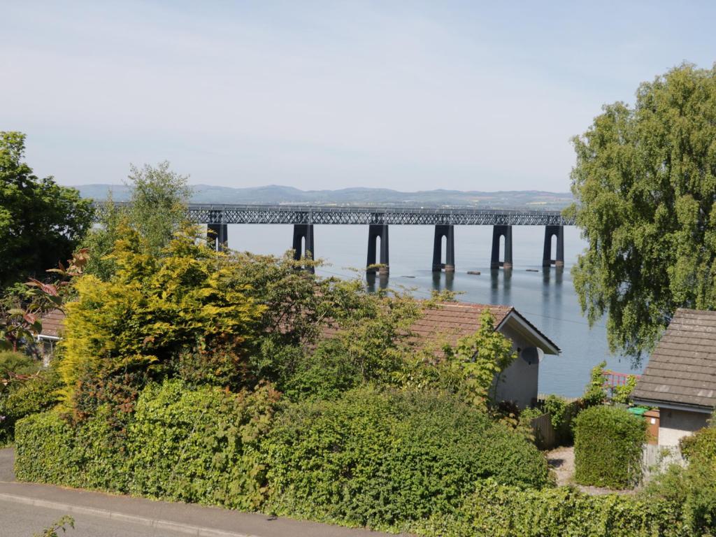 Newport-On-TayBay View Cottage的水面上的桥梁景色