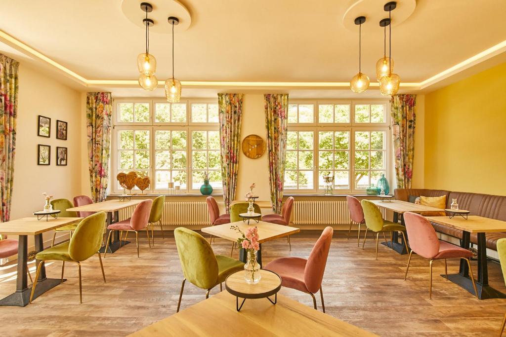 策尔廷根-拉蒂希Rochter Landhotel的餐厅设有桌椅和窗户。