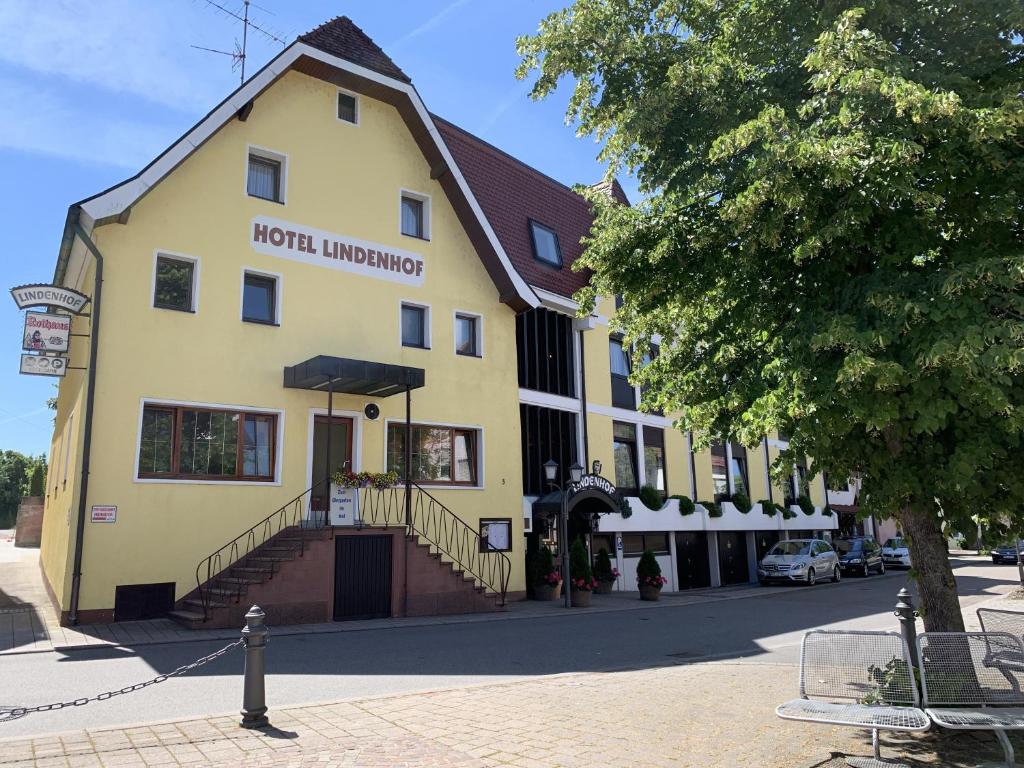 莫斯巴赫Hotel Lindenhof的一座黄色的大建筑,设有酒店入口