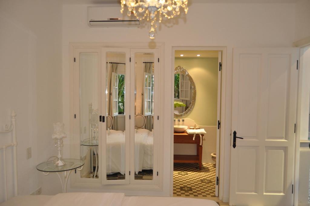 萨尔塔比库尼亚精品酒店的一间卧室配有一张床和一个吊灯