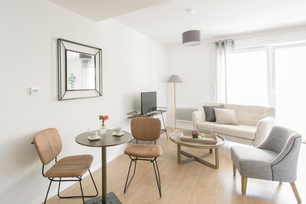 米卢斯Zenao Appart'hôtels Mulhouse的客厅配有沙发和桌椅