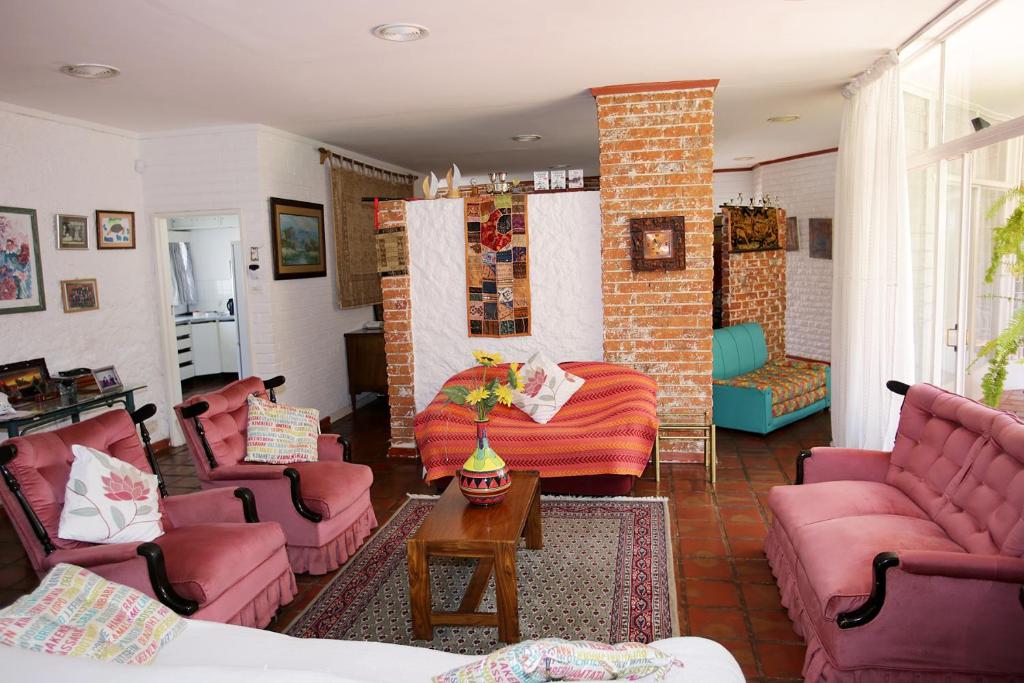 布拉瓦约Fleming Place的客厅配有粉色家具和砖墙