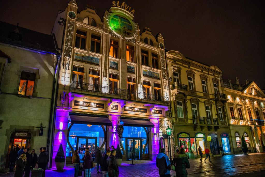 科希策Boutique Hotel Slávia的前面有紫色灯的建筑