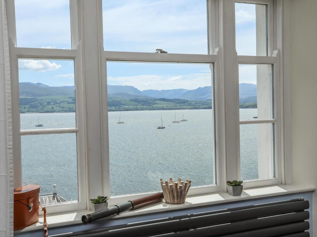 波马利斯Gadlys House - Beau View的享有水景和船景的窗户