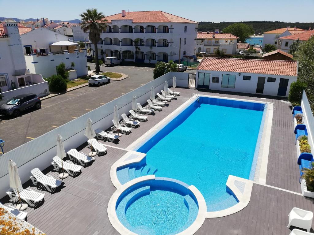 米尔芳提斯城Hotel Eira Da Pedra的享有带躺椅的游泳池的顶部景致