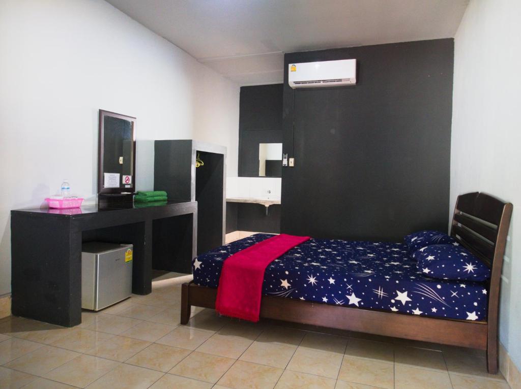 湄南海滩苏梅岛可可别墅酒店的一间卧室设有一张床和黑色的墙壁