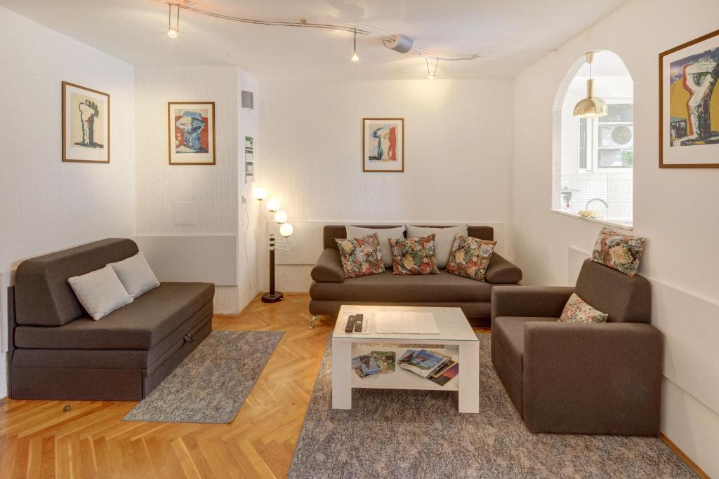 奥西耶克Apartman Osijek的客厅配有两张沙发和一张咖啡桌