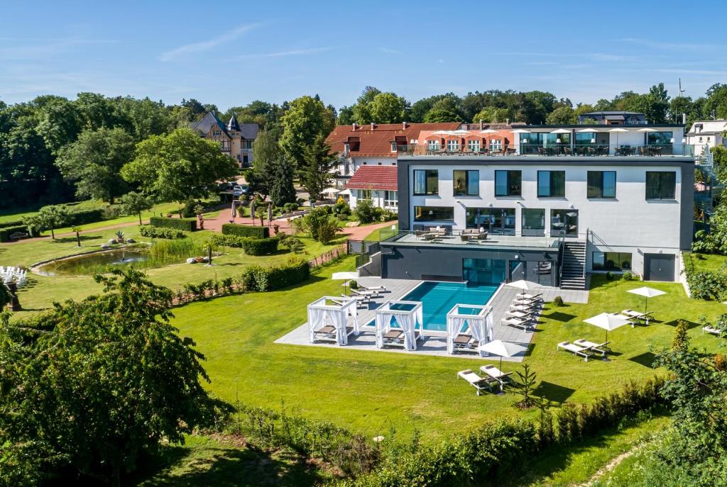 梅拉内Romantik Hotel Schwanefeld & Spa的享有带游泳池的房屋的空中景致
