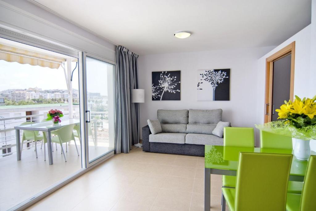 萨洛宙斯亚历克西斯Plus公寓的客厅配有沙发和桌子