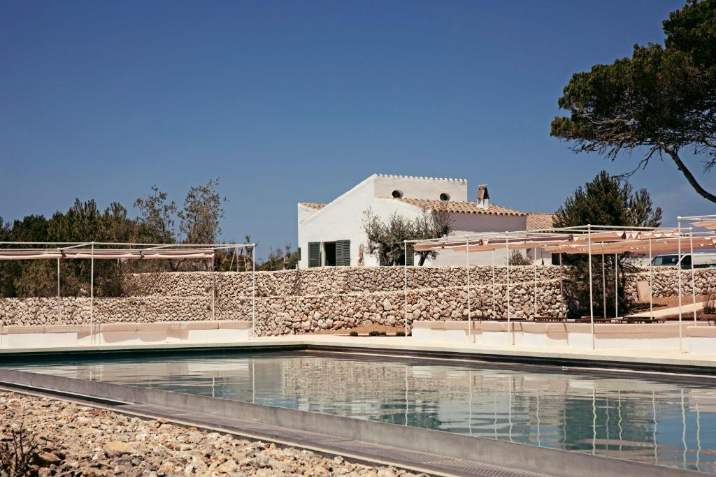 阿莱奥尔Menorca Experimental的白色房子前的游泳池