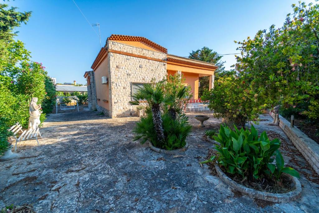 圣卡特琳娜迪纳德Villa Benny a Due passi dal mare的两棵树在房子前面