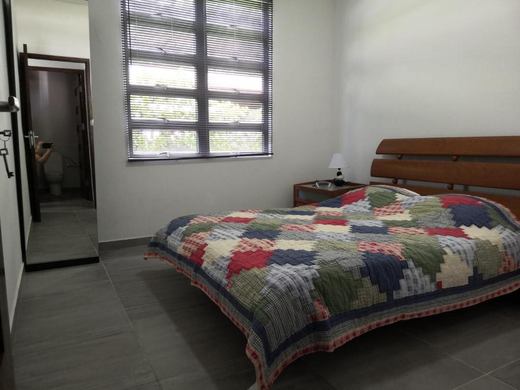 帕拉马里博Bij BRAKKE的一间卧室配有床,床上装有被子