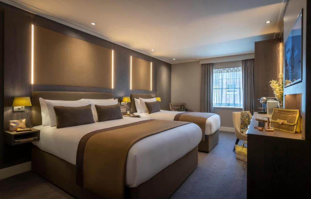 都柏林帕奈尔广场瞭望台酒店的酒店客房设有两张床和窗户。