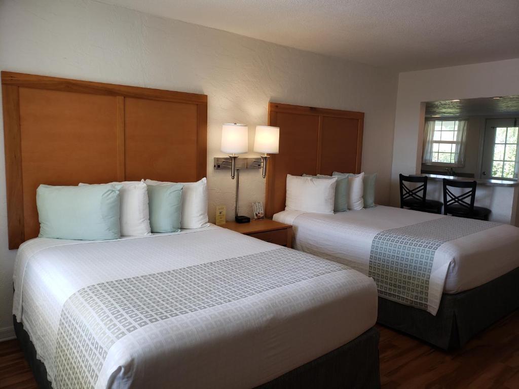代托纳海滩代托纳海滩1号一室公寓汽车旅馆的酒店客房带两张床和两个窗户
