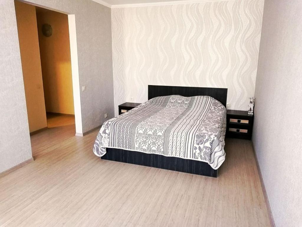 敖德萨Апартаменты на Ивана и Юрия Лип的一间卧室配有床和2个床头柜