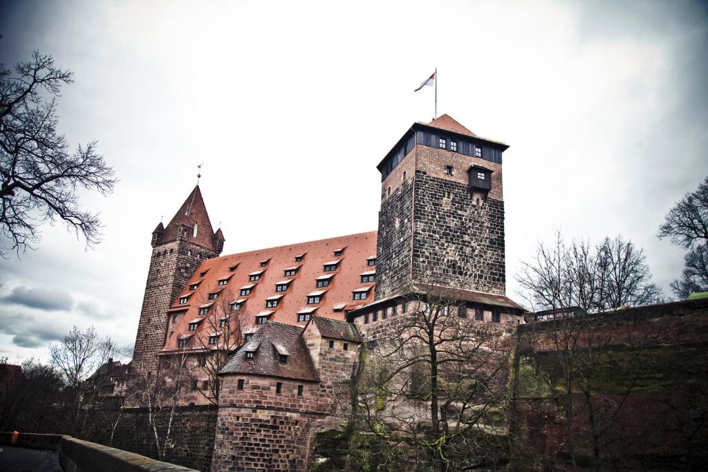 纽伦堡Jugendherberge Nürnberg - Youth Hostel的一座古老的城堡,上面有两座塔楼