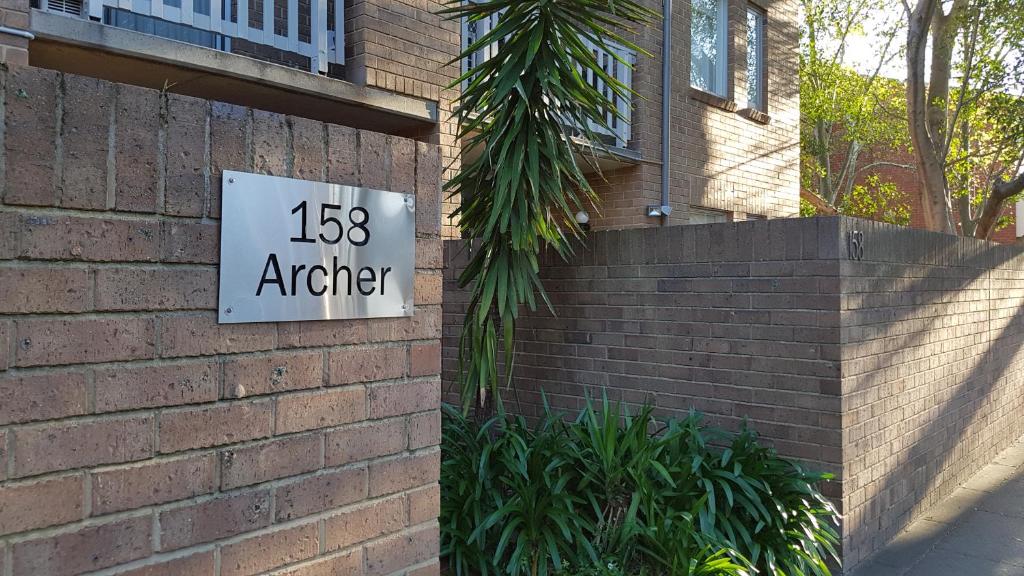 阿德莱德North Adelaide Apartment的砖楼边的标志