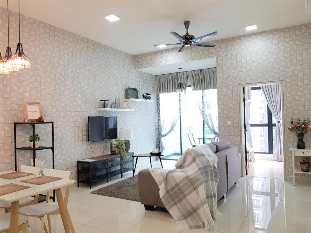 黑风洞Richbaliz Homestay @ Selayang Residence 280的客厅配有沙发和桌子