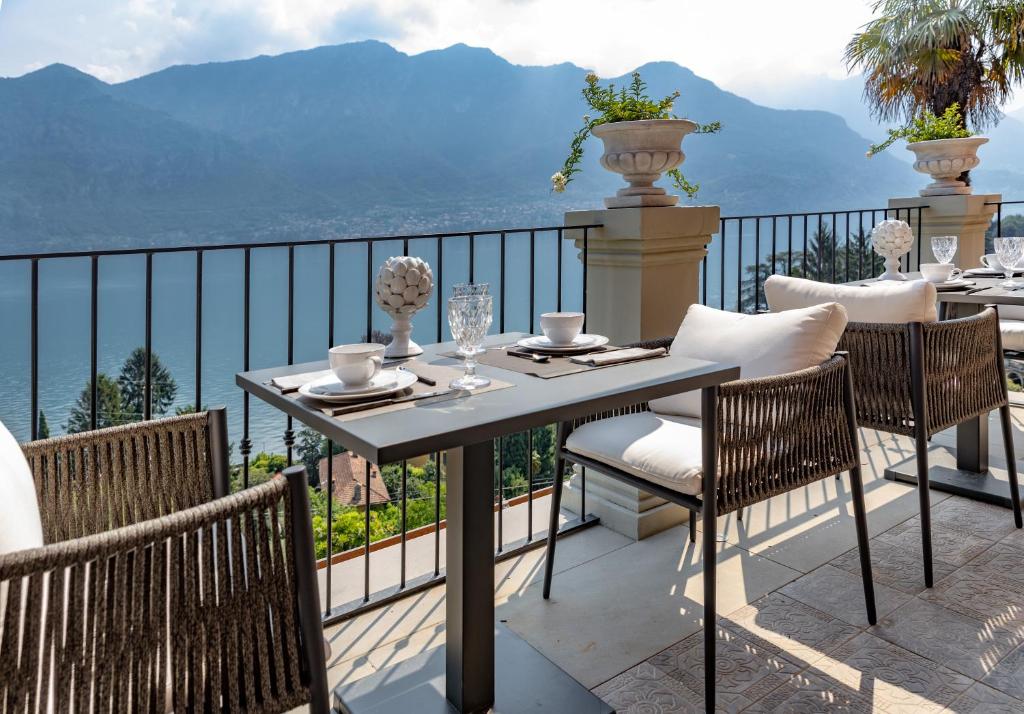 奥利维托拉里奥Villa Mojana Bellagio的美景阳台配有桌椅