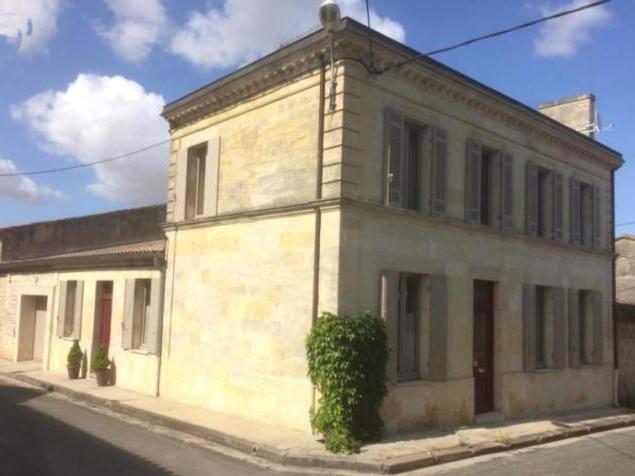 圣埃斯泰夫Au cœur des vignobles的街道边的白色古老建筑