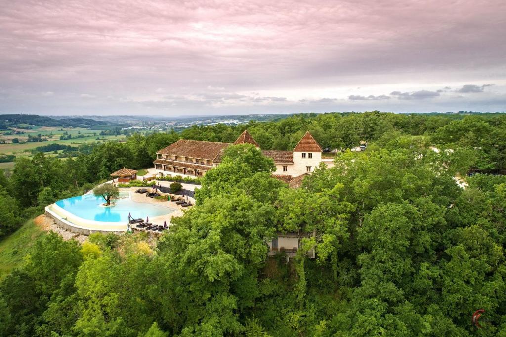 洛泽尔特贝尔维德尔酒店的享有带游泳池的房屋的空中景致