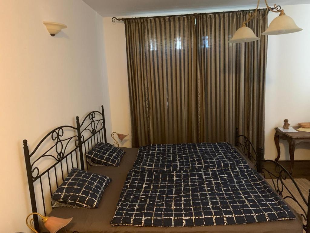 Slovenský GrobUbytovanie u martina的一间卧室配有一张带两个枕头的黑色床。