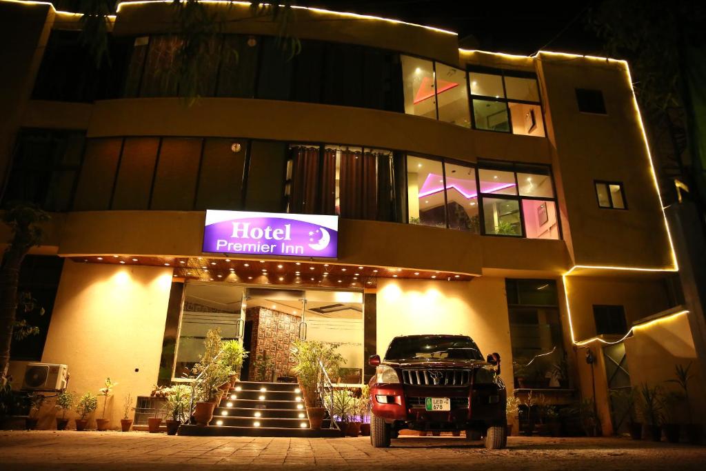 拉合尔Premier Inn Gulberg Lahore的前面有停车场的酒店