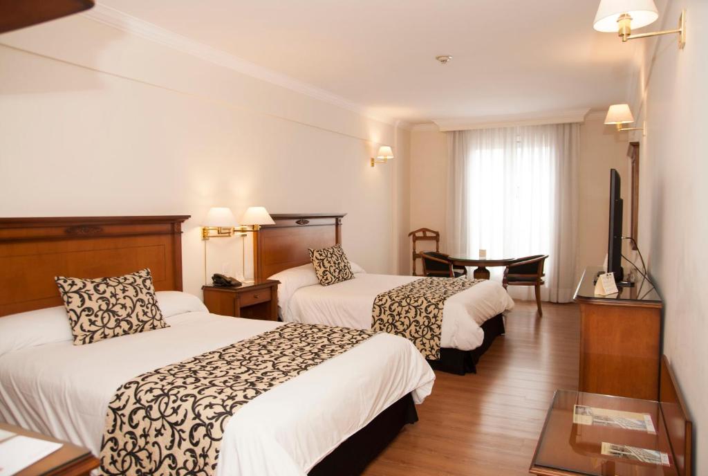 布宜诺斯艾利斯布宜诺斯艾利斯斯卡拉酒店的酒店客房设有两张床和电视。