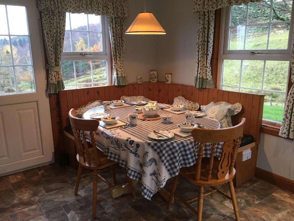 邓凯尔德Castle Peroch的餐桌和桌布