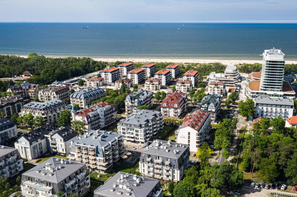 斯维诺乌伊希切Apartamenty Promenada - visitopl的城市的空中景观,建筑和海洋