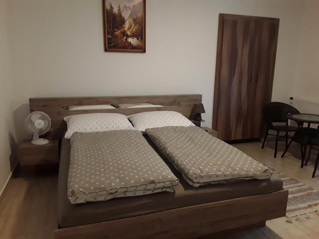 博加奇Mária Vendégház的一间卧室配有两张床和一张桌子
