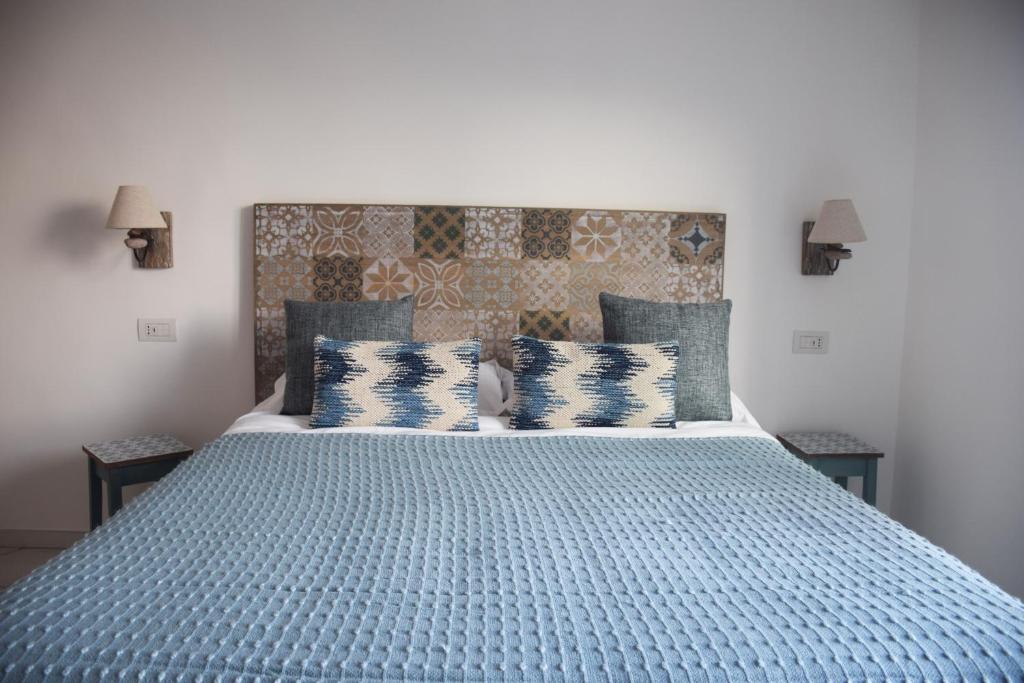 米诺利Torre Elisea的一间卧室配有一张带枕头的大蓝色床。