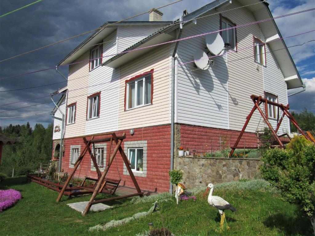 斯拉夫西克Відпочинок у Пронів的两只鸟站在房子前面