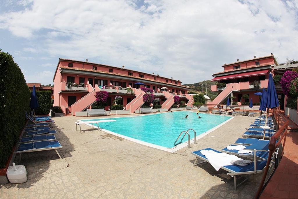 阿祖罗港Elba Vip的一个带躺椅的游泳池和一间酒店