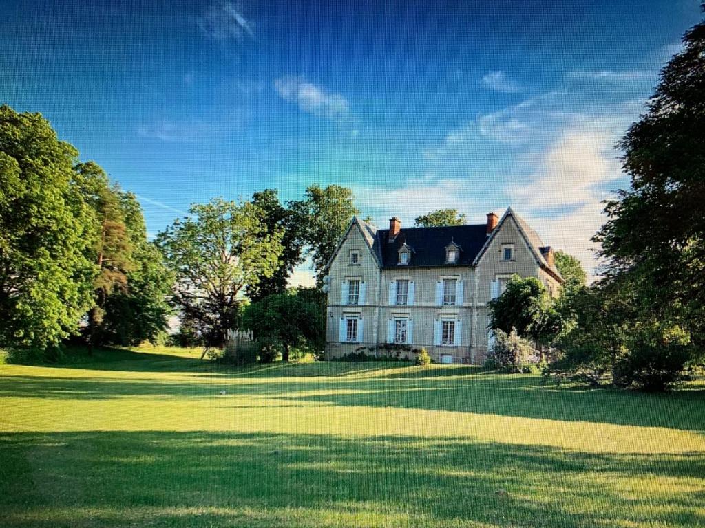 AnthonLe Donjon d'Anthon的绿色草坪上的大型白色房屋