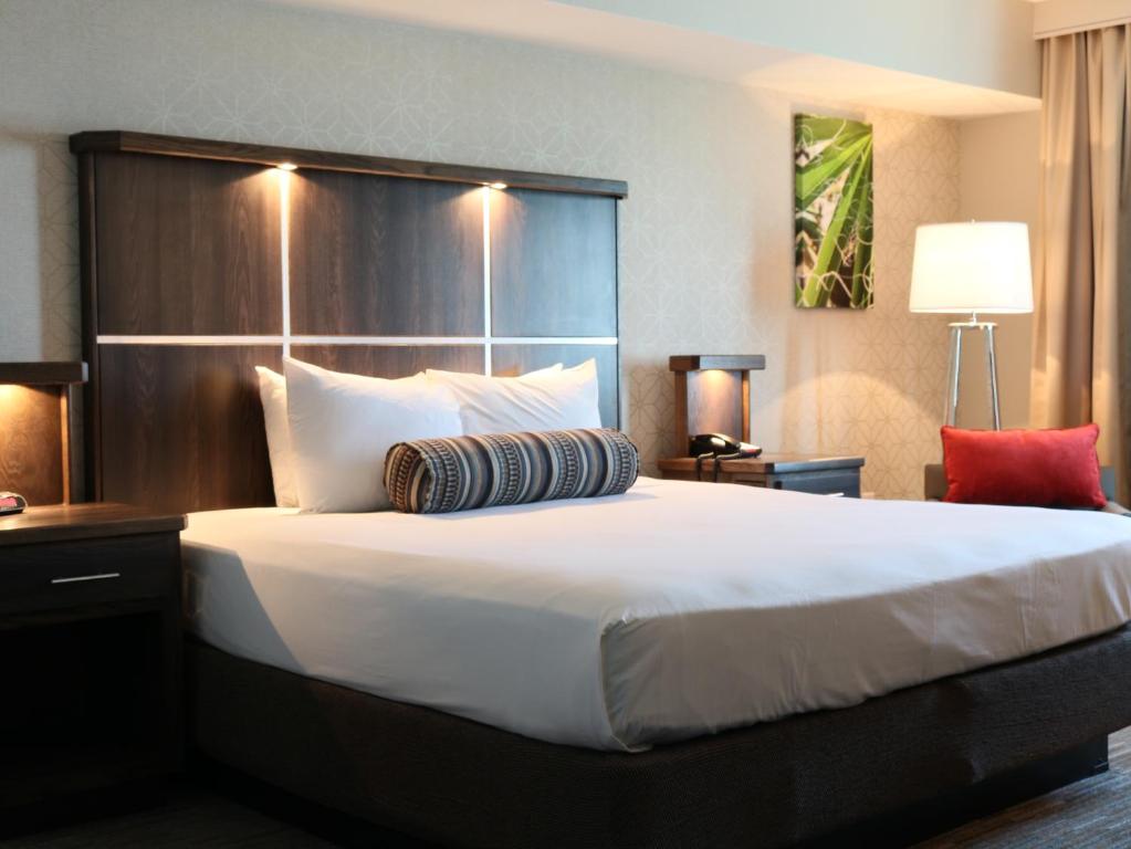 劳克林艾维度假酒店及赌场的一张大床,位于酒店客房内,配有一张白色大床
