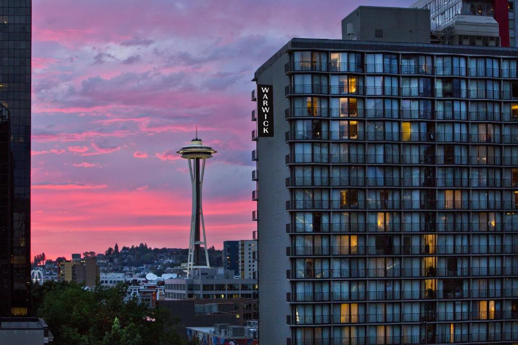 西雅图西雅图瓦尔维克酒店的城市中一座塔楼的景色