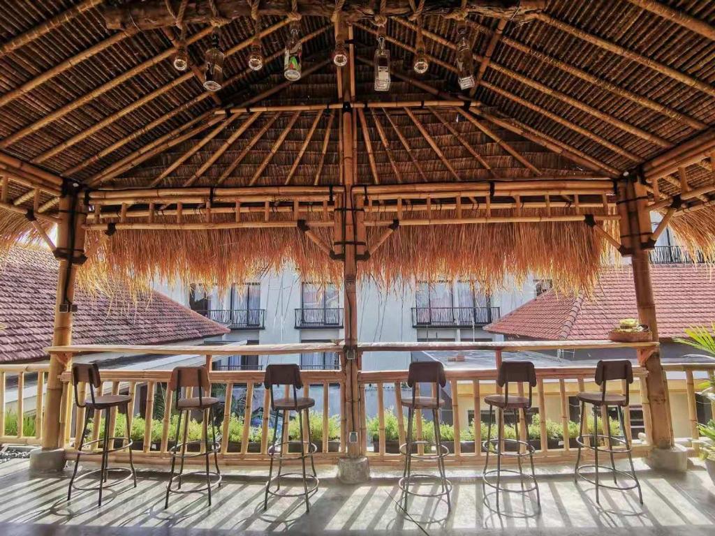 库塔努卡海滩旅舍 的一把大篷车下的酒吧凳子