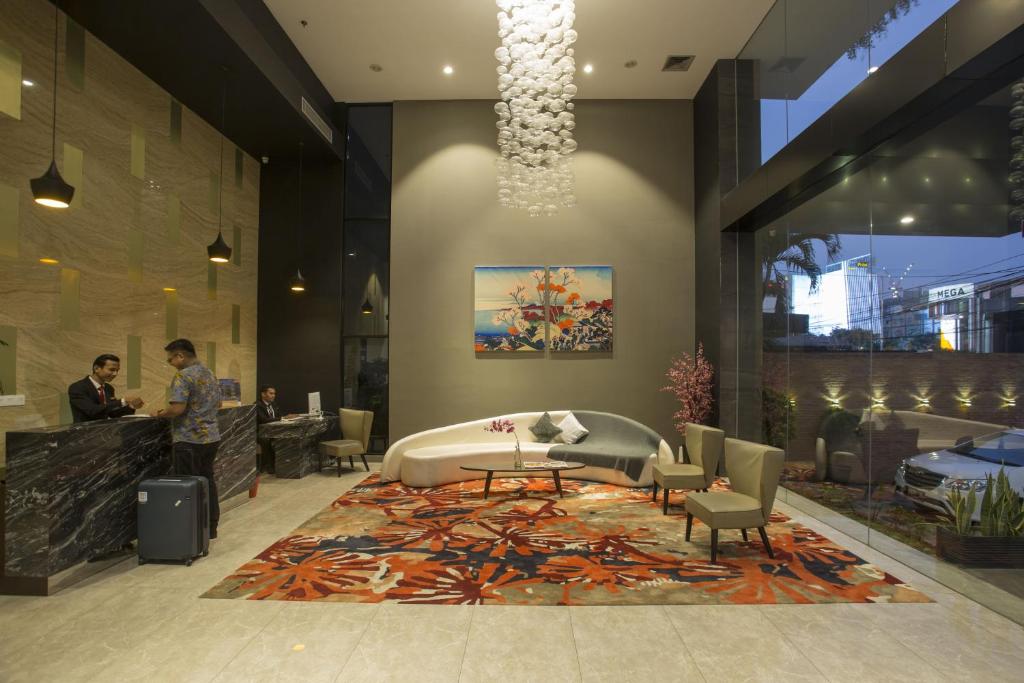 雅加达坦林雅加达自由酒店的大堂设有一张床和一张桌子及椅子