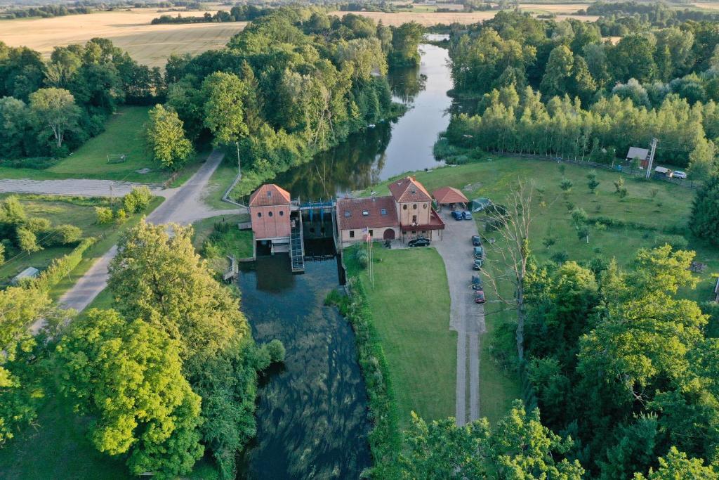 OłownikGosciniec pod Wegorzem的享有房子和河流的空中景色