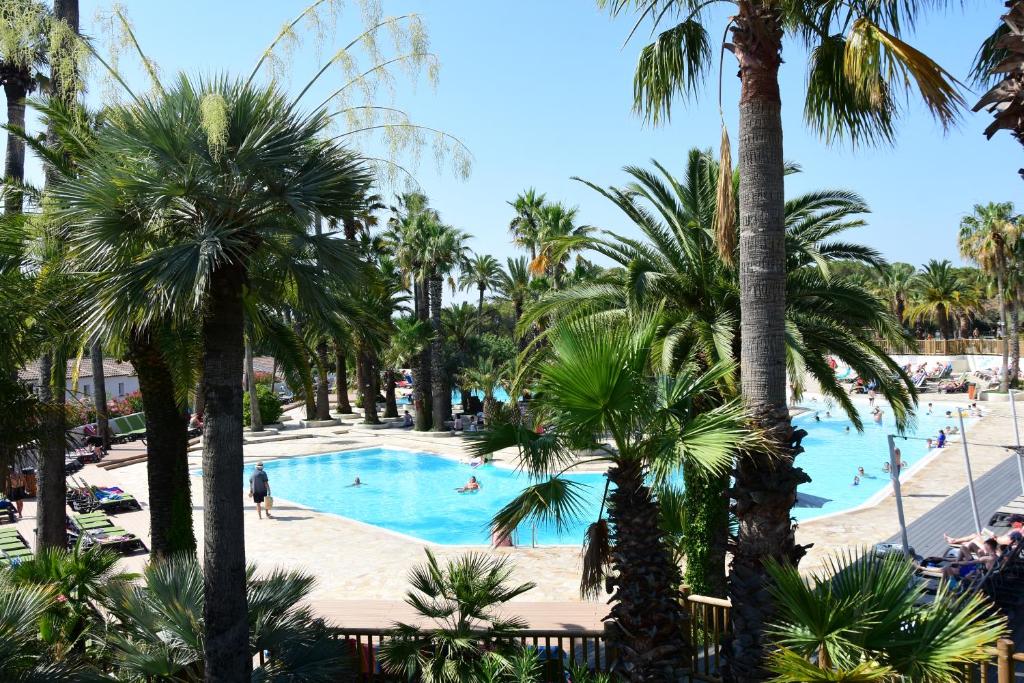 弗雷瑞斯拉帕尔默拉住宿酒店的享有游泳池的景致。