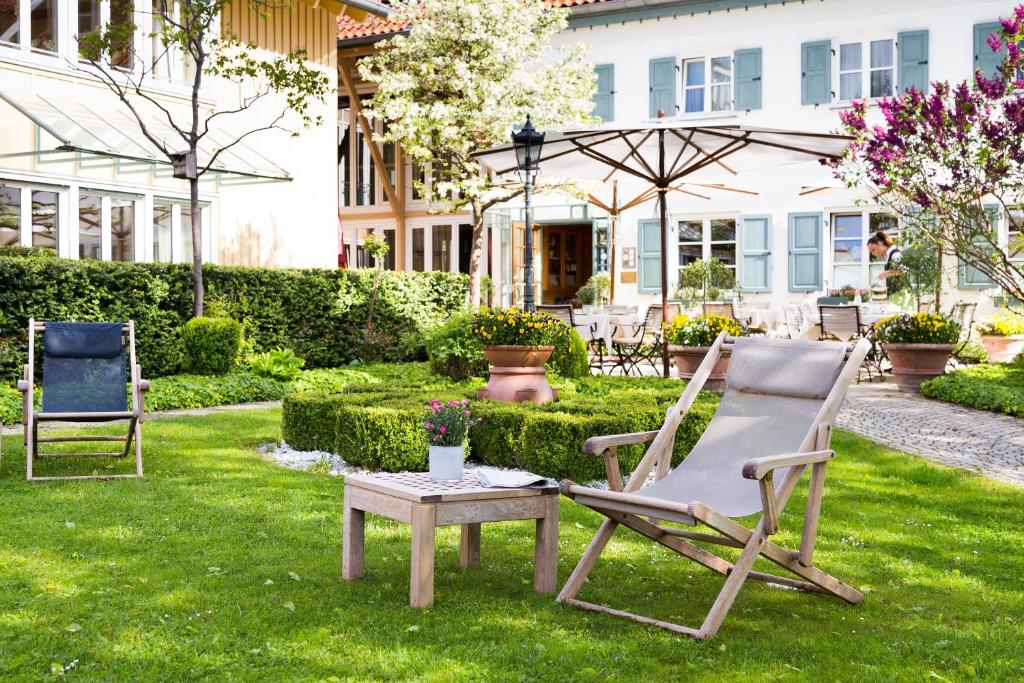 普拉赫塞特纳霍夫酒店的院子里有两把椅子和一张桌子